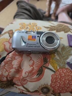 Sony Cybershot Digital Camera Model DSC-P93 5.1MP TESTED +32MB Memory +Case